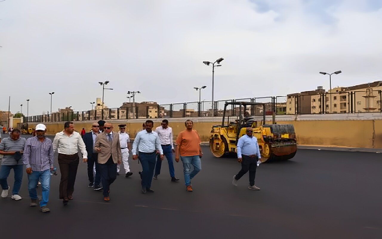 محافظ الأقصر يتفقد أعمال الرصف بمنطقة غرب السكة الحديد