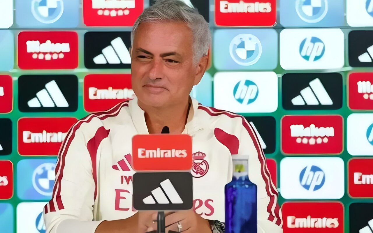 مورينيو يحسم الجدل بشأن فينيسيوس: لا يوجد لاعب لا يمكن استبعاده من ريال مدريد