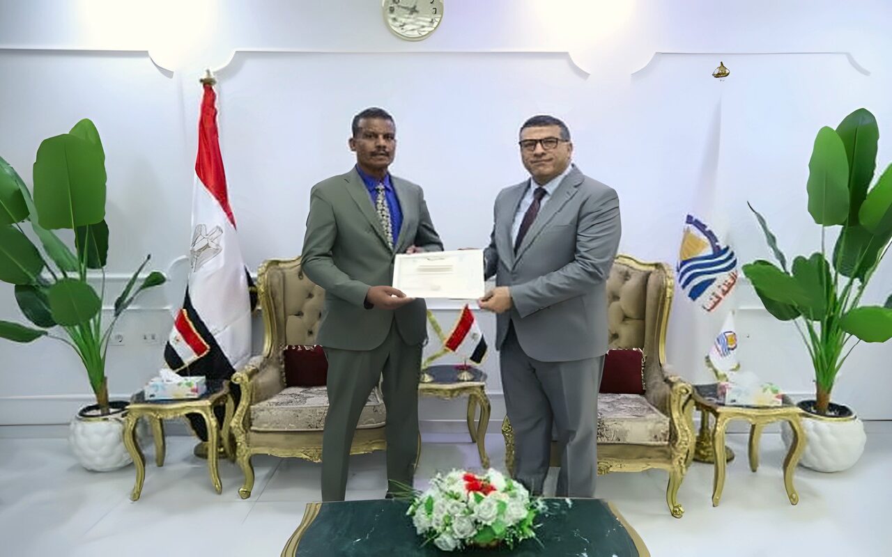 محافظ قنا يُكرّم مدير الزراعة تقديرًا لجهوده في إنجاح منظومة توزيع الأسمدة