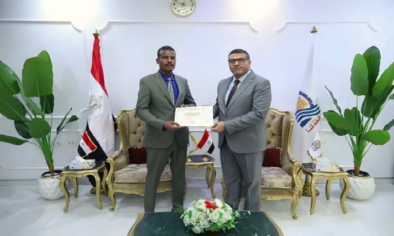محافظ قنا يُكرّم مدير الزراعة تقديرًا لجهوده في إنجاح منظومة توزيع الأسمدة