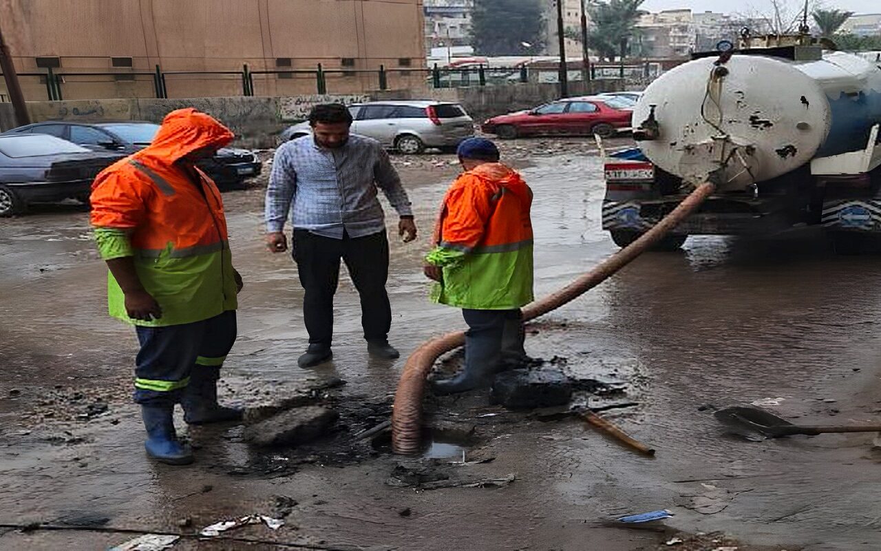 لمواجهة تداعيات الطقس.. فرق طوارئ ومعدات «مياه البحيرة» تواصل تطهير شبكات الصرف وصفايات الأمطار