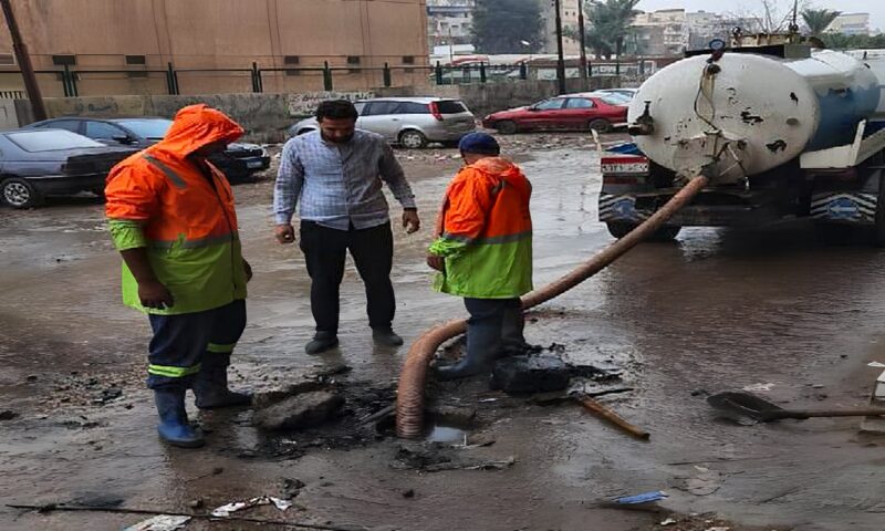لمواجهة تداعيات الطقس.. فرق طوارئ ومعدات «مياه البحيرة» تواصل تطهير شبكات الصرف وصفايات الأمطار
