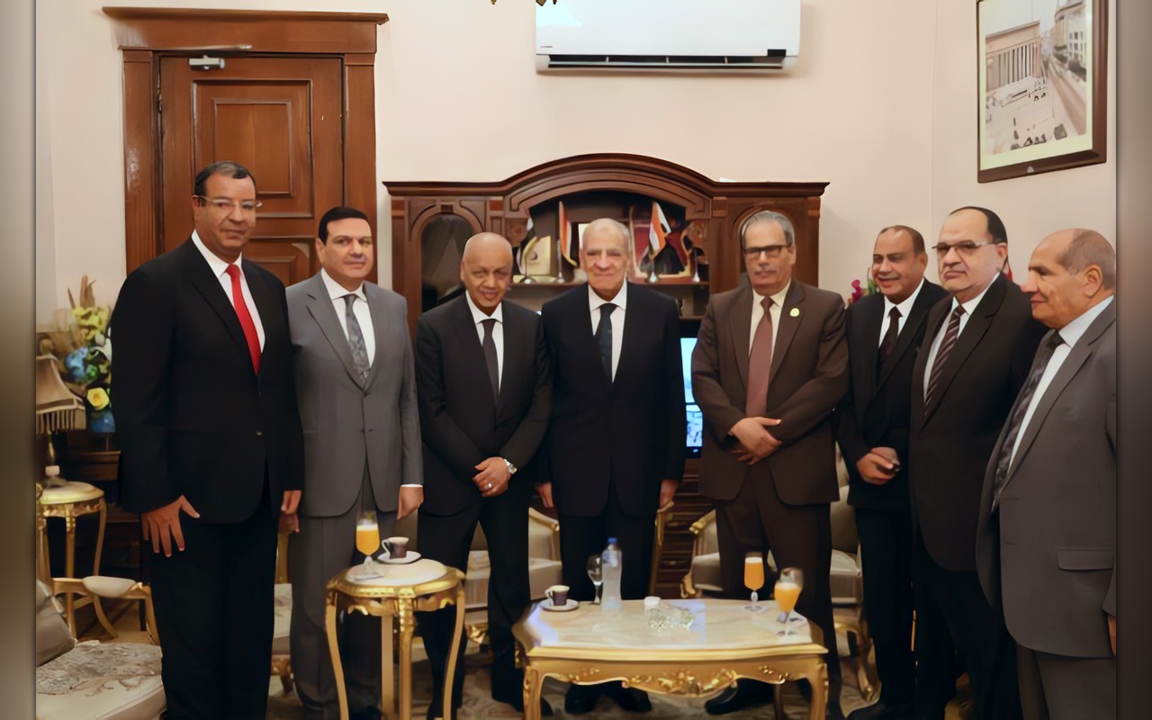 محلب يترأس وفدًا لتهنئة رئيس محكمة استئناف القاهرة