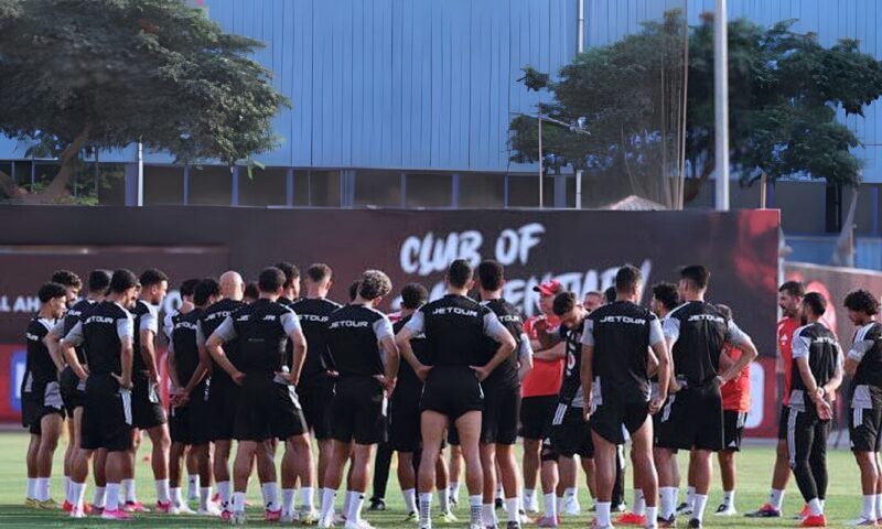 كواليس معسكر الأهلي قبل مواجهة الزمالك.. ذبح عجل وعودة هادي رياض للتدريبات