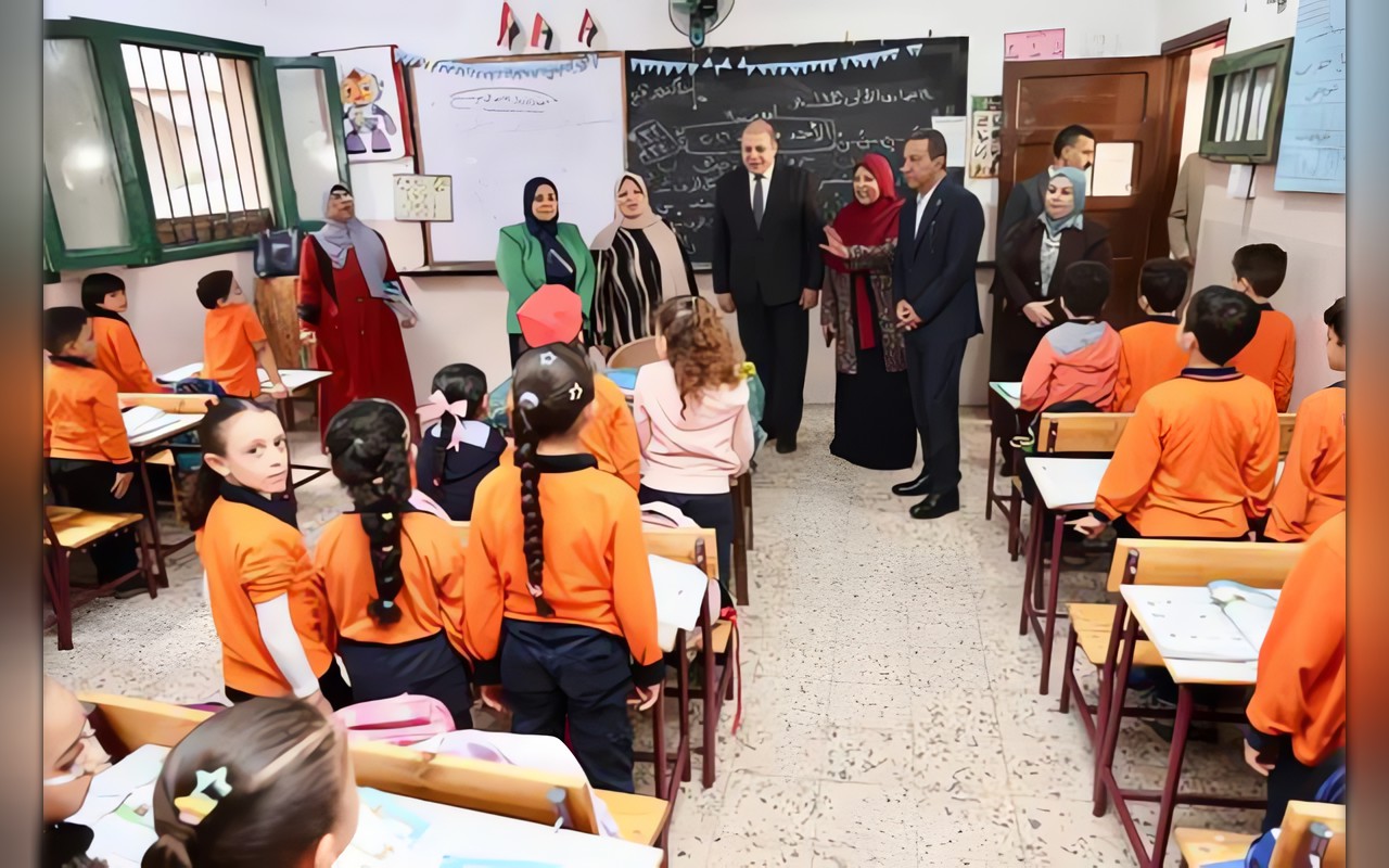 محافظ المنوفية يدعم مدرسة الشهيد مصطفى الفرماوي بـ100 ألف جنيه.. ومكافأة للمدير
