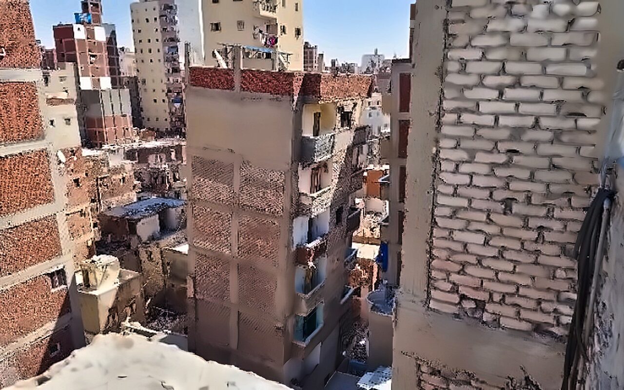 ذعر بين سكان كرموز بعد ميل عقار و إخلاء العقارات المجاورة في الإسكندرية