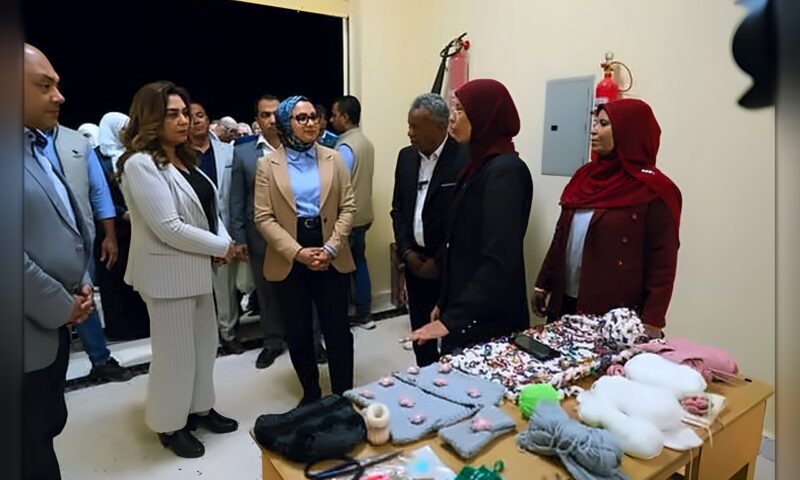 وزيرة التنمية المحلية ومحافظ الوادي الجديد يفتتحان مجمع الصناعات الحرفية بقرية مرزوق