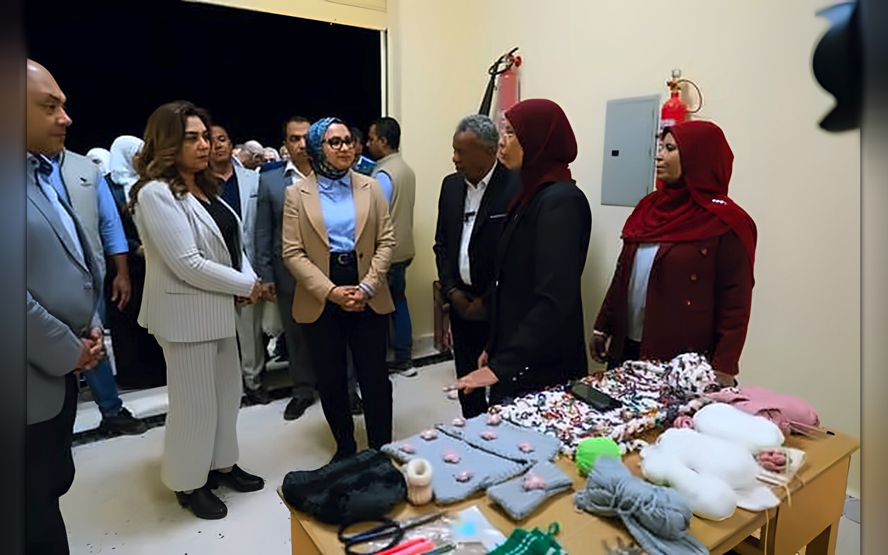 وزيرة التنمية المحلية ومحافظ الوادي الجديد يفتتحان مجمع الصناعات الحرفية بقرية مرزوق