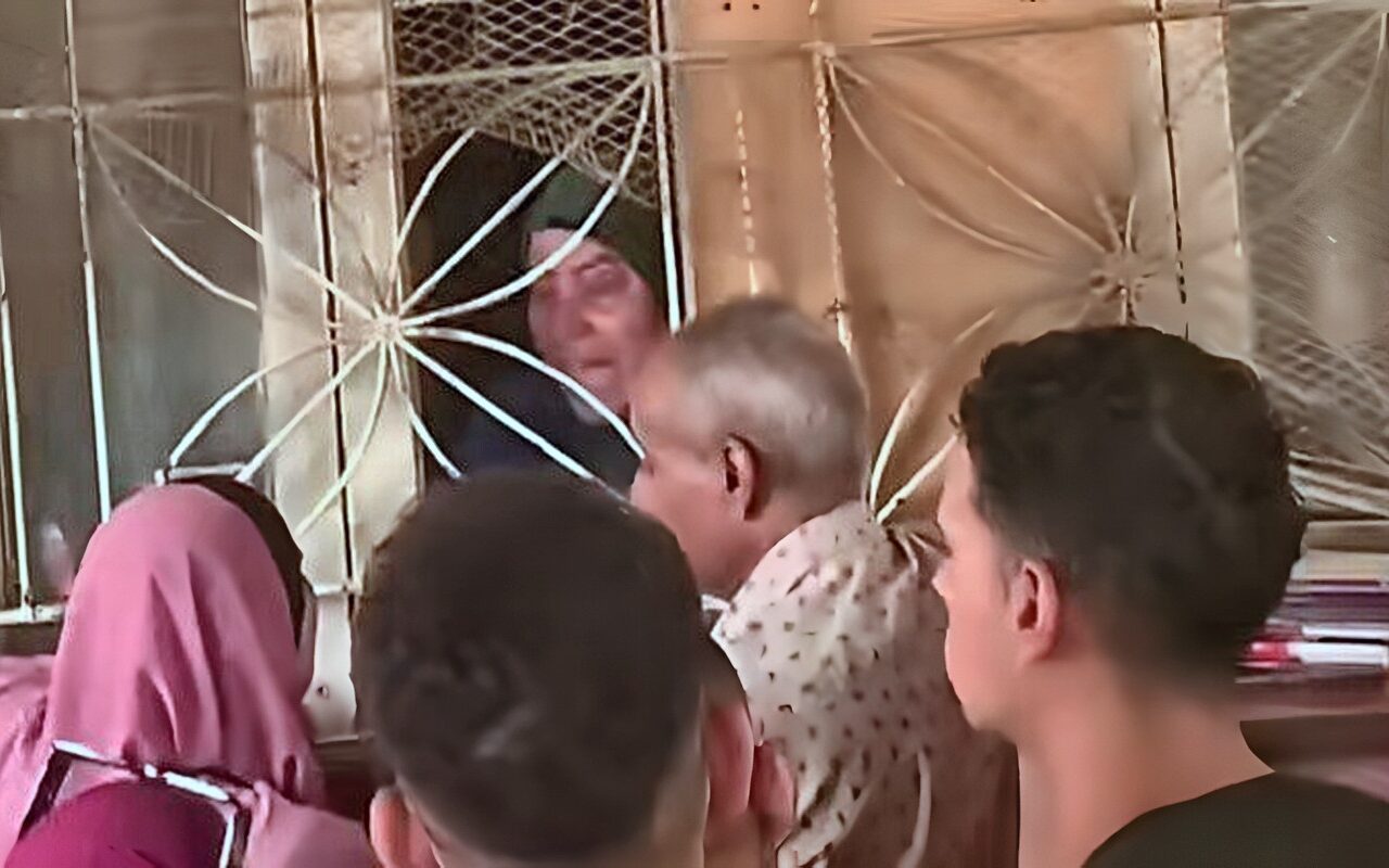 فيديو يثير الجدل في القليوبية.. تكدس وحالة غضب أمام شباك مطبوعات التأمين بشبرا الخيمة