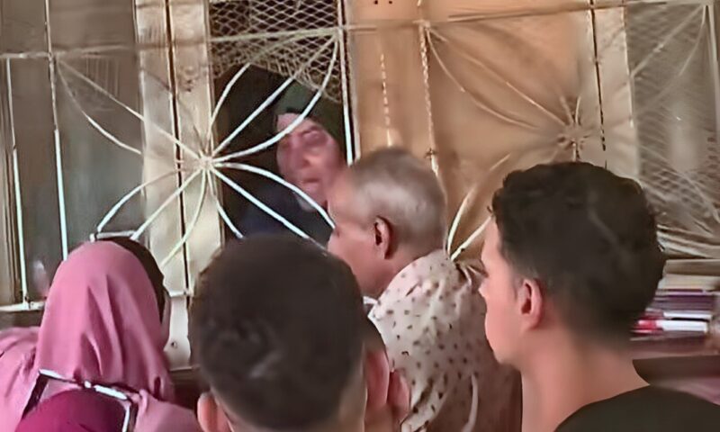 فيديو يثير الجدل في القليوبية.. تكدس وحالة غضب أمام شباك مطبوعات التأمين بشبرا الخيمة