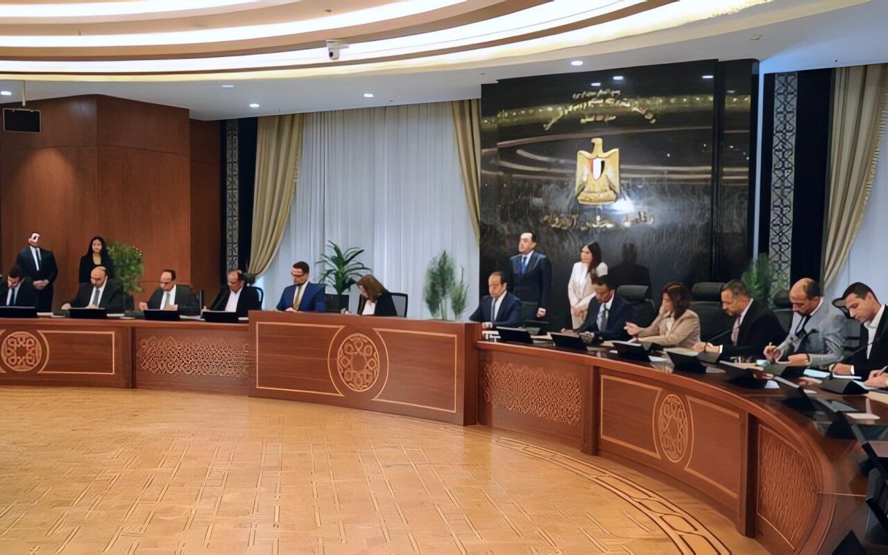 اجتماع الحكومة الأسبوعي بالعاصمة الجديدة.. مدبولي يتابع جهود ضبط الأسعار وتنفيذ المشروعات