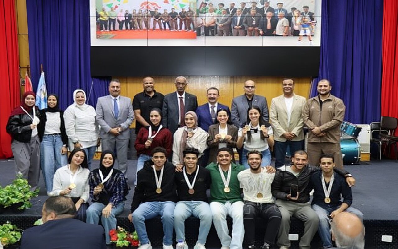 رئيس جامعة الإسكندرية يكرّم أبطال الجامعات و الحاصلين على دورة الذكاء الاصطناعي