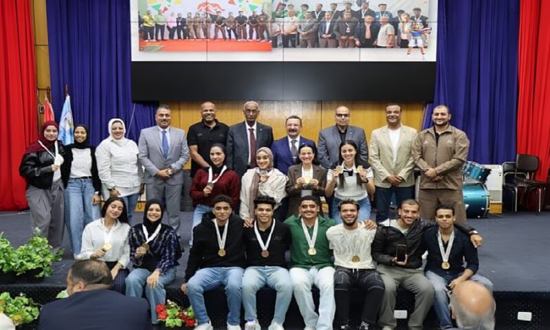 رئيس جامعة الإسكندرية يكرّم أبطال الجامعات و الحاصلين على دورة الذكاء الاصطناعي
