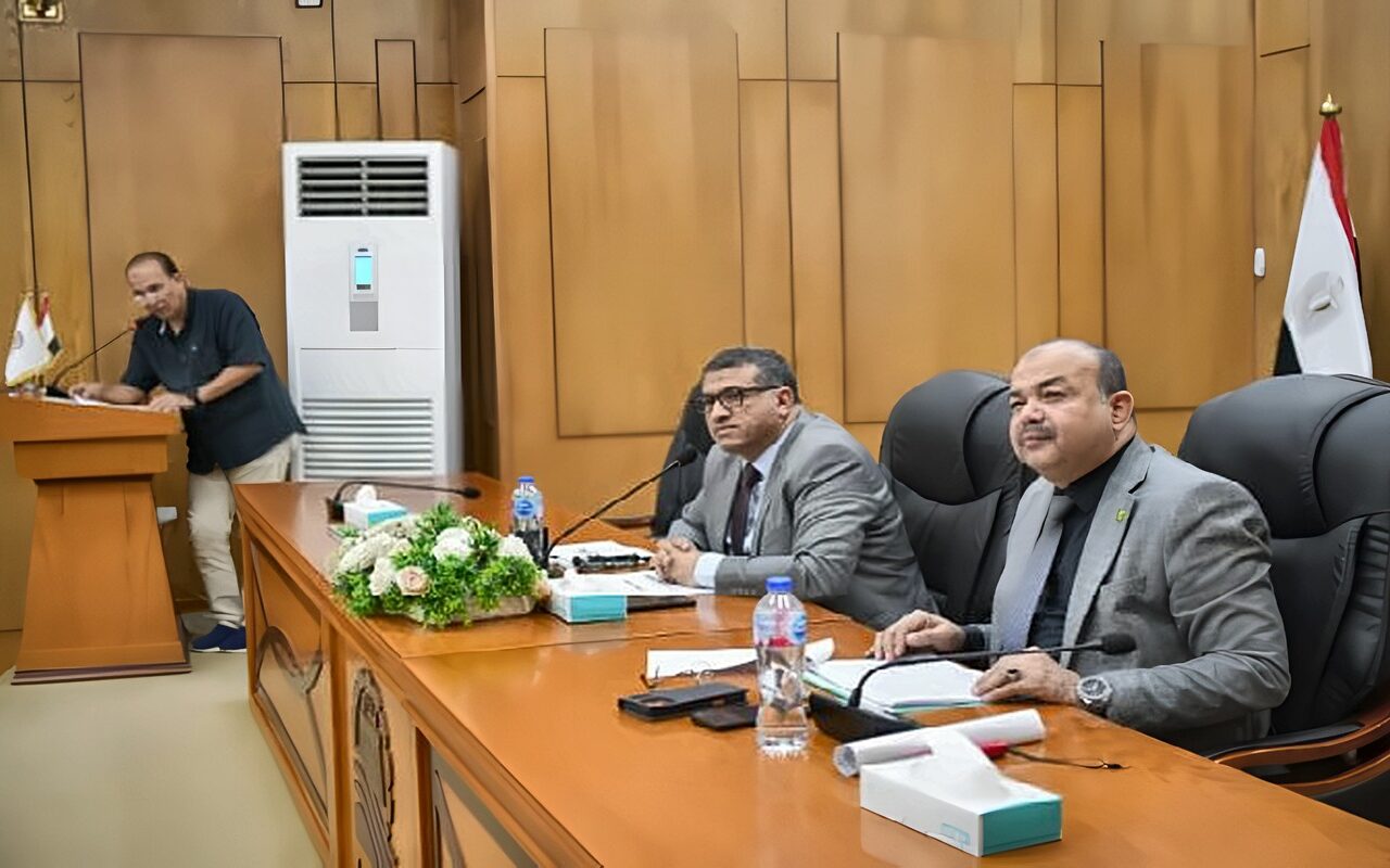 محافظ قنا يوجه بحصر مواقع إنشاء مشايات معدنية أعلى الترع خلال أسبوع.. والتمويل من موارد المحافظة
