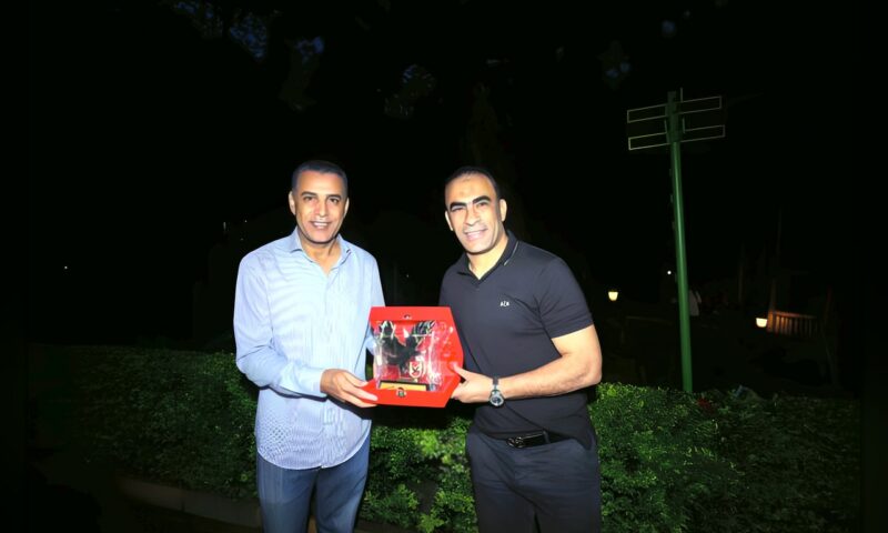 «عبد الحفيظ» يُهدي السفير المصري بأوغندا درع الأهلي