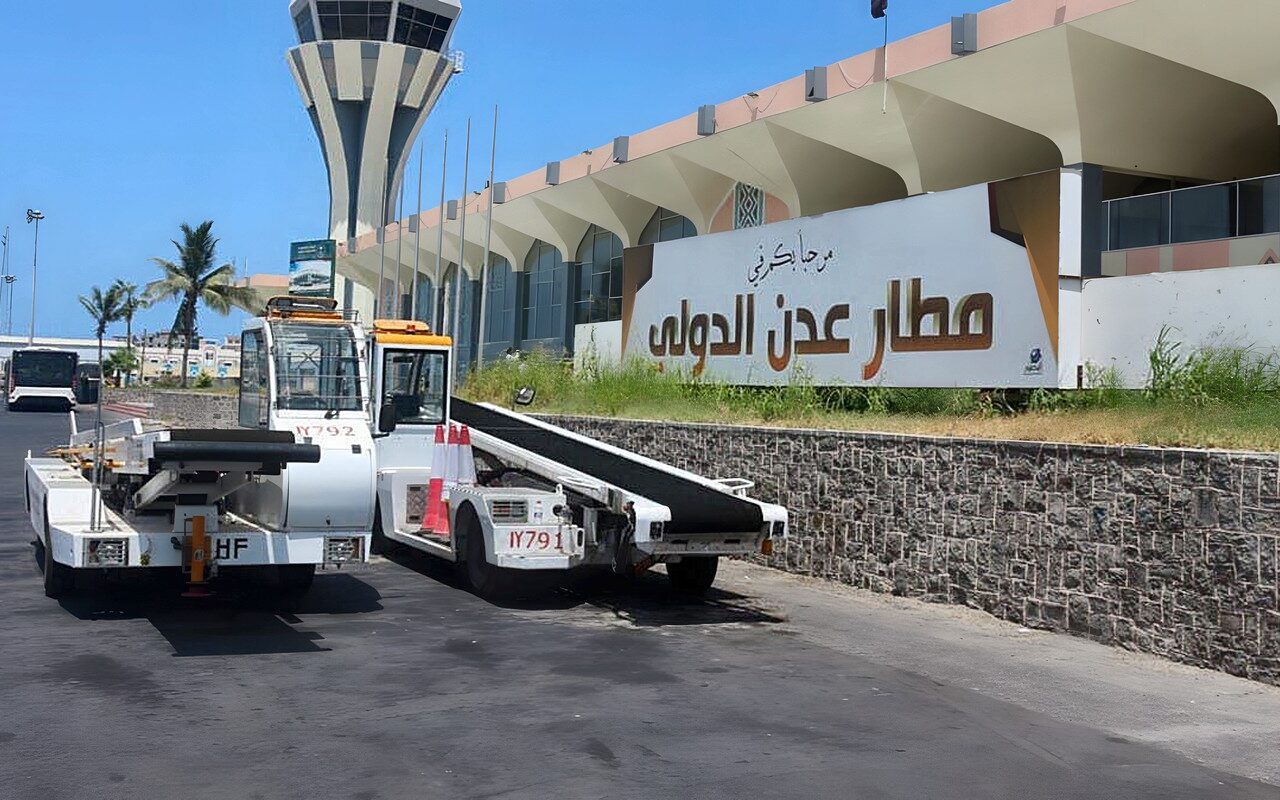 اليمن.. الحوثيون يستهدفون مطار عدن بصاروخين سقطا في حرمه