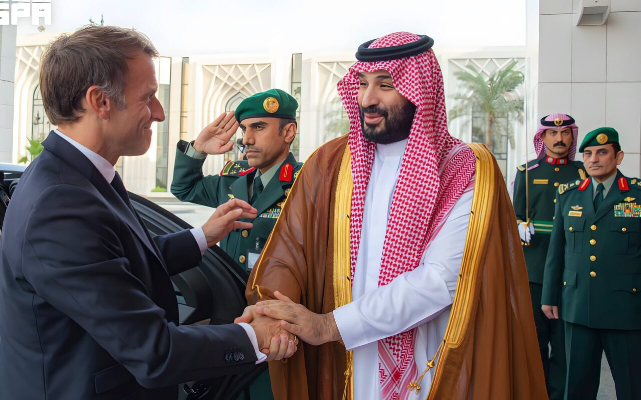 ولي العهد السعودي يستقبل الرئيس الفرنسي في العاصمة الرياض