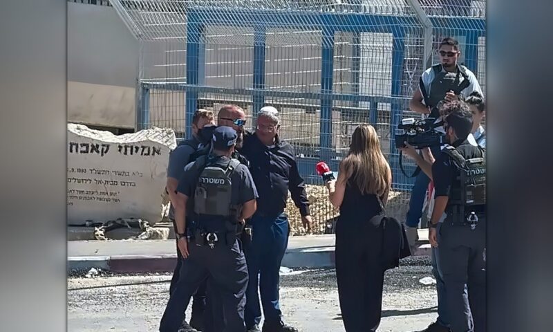 بسبب حبتَي زيتون.. بن غفير يروي تفاصيل زيارة مفاجئة لأحد السجون