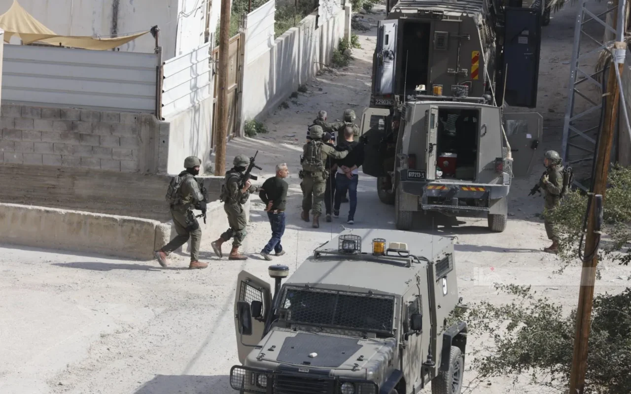 بالأسماء.. الاحتلال يعتقل 6 فلسطينيين خلال مداهمات بالضفة الغربية