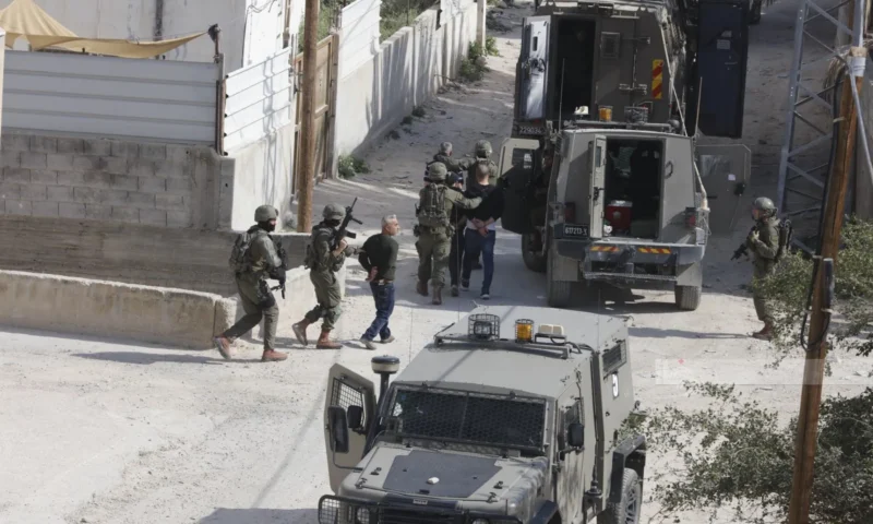 بالأسماء.. الاحتلال يعتقل 6 فلسطينيين خلال مداهمات بالضفة الغربية