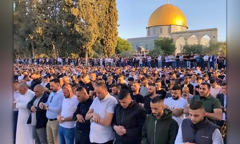 عشرات آلاف المصلين في المسجد الأقصى رغم تضييقات الاحتلال