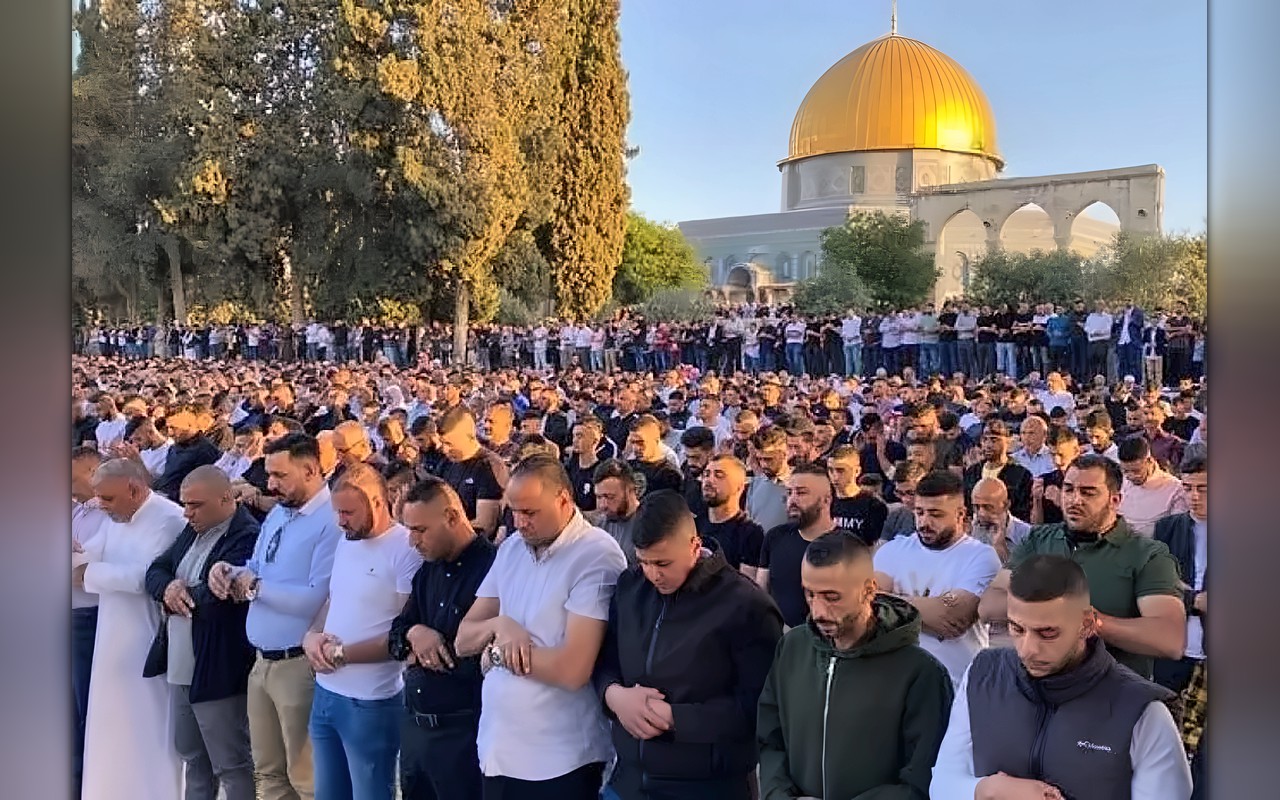 عشرات آلاف المصلين في المسجد الأقصى رغم تضييقات الاحتلال