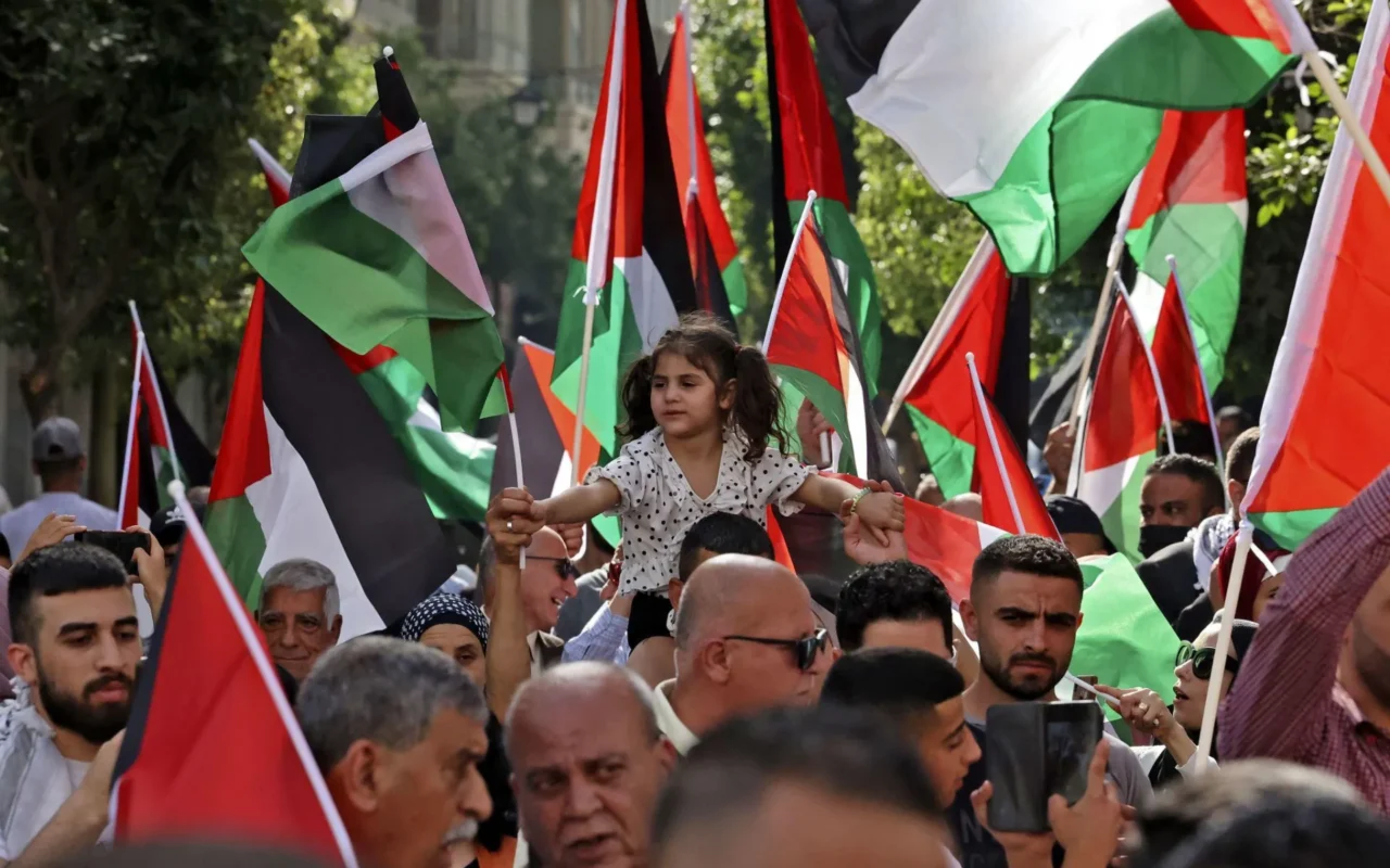الأحزاب السياسية: من رفاهية الديمقراطية إلى درع التحرر