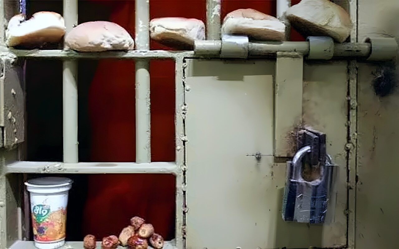 من الجوع إلى المقايضة.. كيف تغيّرت حياة الأسرى داخل السجون؟