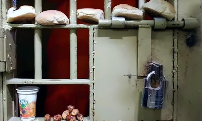 من الجوع إلى المقايضة.. كيف تغيّرت حياة الأسرى داخل السجون؟