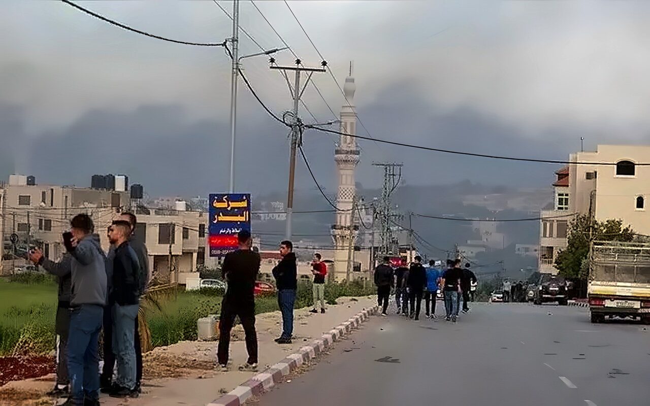 في المغير.. اعتداءات على الأهالي وتجريف للزيتون وشق طريق استيطاني