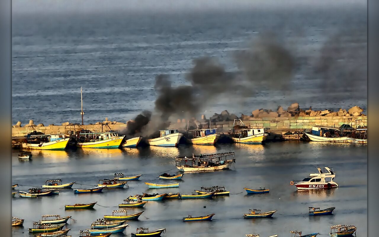 ​​​​​​”قوارب تحت النار”.. استشهاد 235 صيادًا واعتقال 130 خلال حرب غزة