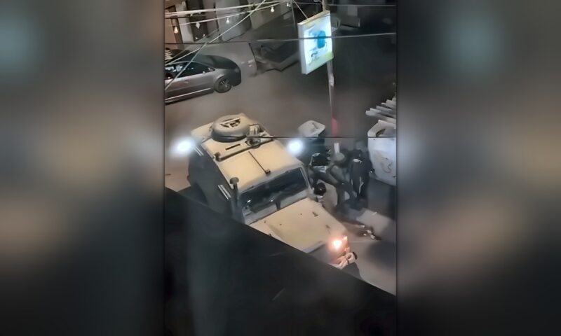 اقتحامات واسعة في الضفة.. اعتقالات ومداهمات واحتجاز شبان