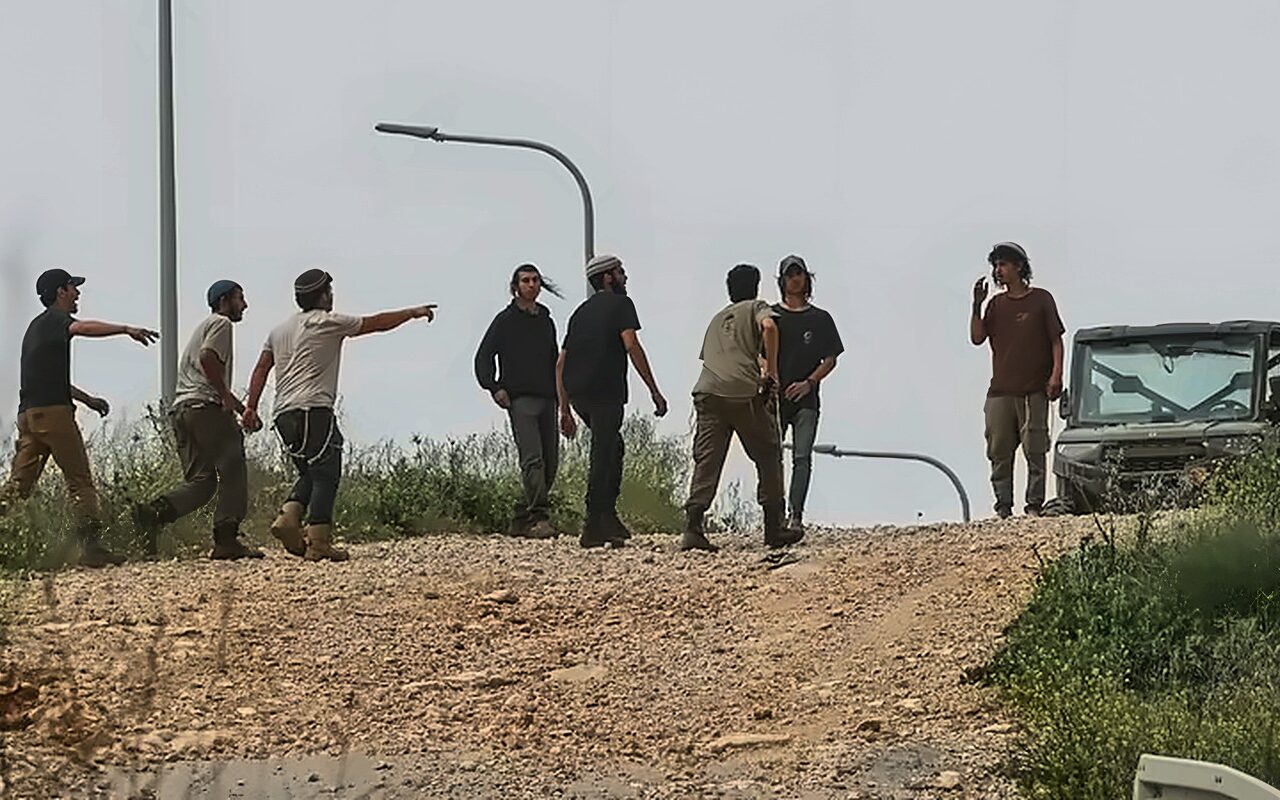 إصابة فلسطينية باعتداء مستوطنين.. وإجراءات إسرائيلية تعزل بيت أمر