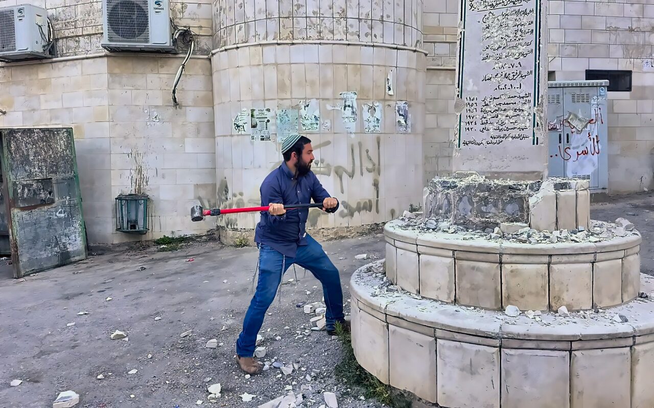 بالجرافات.. الاحتلال يبدأ هدم نصب الشهداء في الضفة