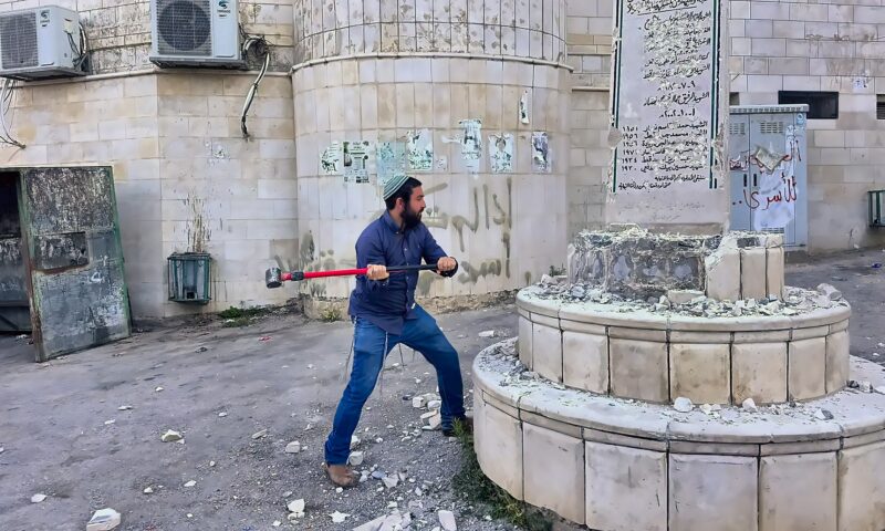 بالجرافات.. الاحتلال يبدأ هدم نصب الشهداء في الضفة