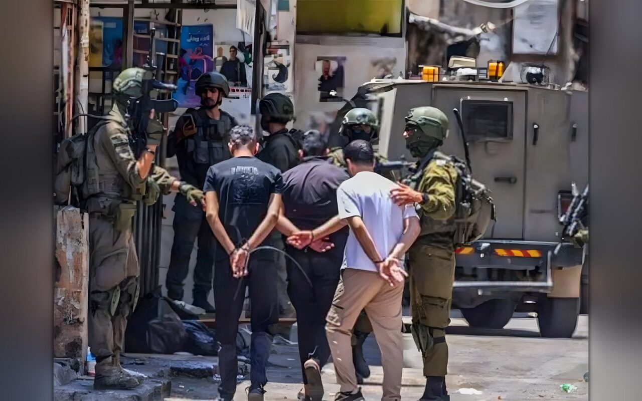 بينهم أسرى محررون.. الاحتلال يعتقل عشرات الفلسطينيين في الضفة والقدس 