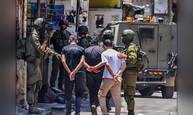 بينهم أسرى محررون.. الاحتلال يعتقل عشرات الفلسطينيين في الضفة والقدس