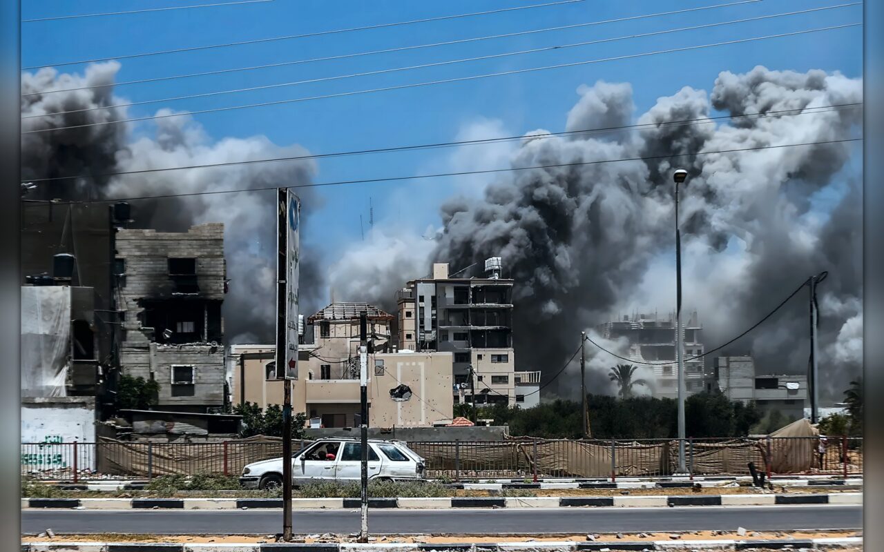 صحيفة سعودية تمنح منبرها لجيش الاحتلال لتسويق روايته ووصم المقاومة بـ”الإرهاب”