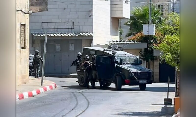 إصابات بالرصاص والغاز في رام الله.. الاحتلال يقتحم مؤسسات حقوقية ويحاصر مجمع فلسطين الطبي
