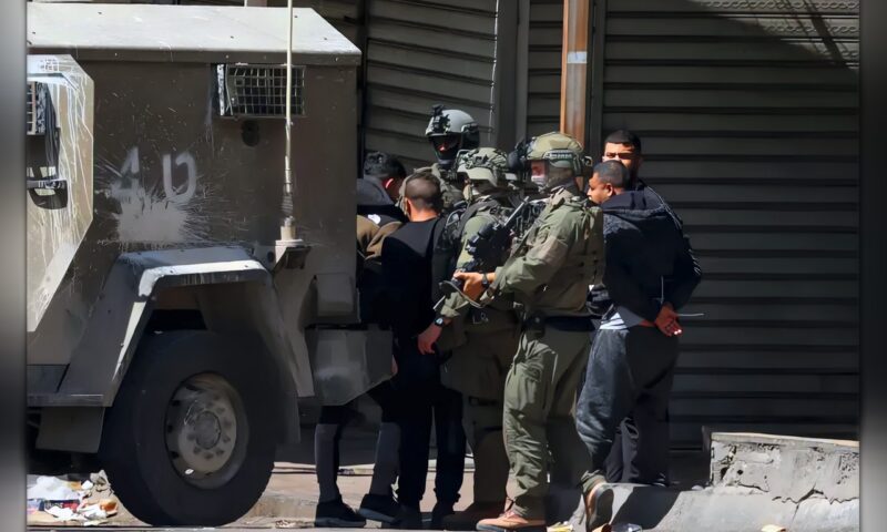 اقتحامات الضفة الغربية: اعتقال 8 فلسطينيين وتخريب منزل شهيد