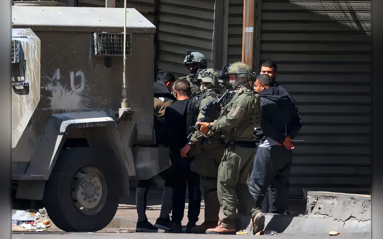 اقتحامات الضفة الغربية: اعتقال 8 فلسطينيين وتخريب منزل شهيد