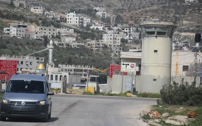 إغلاق حواجز وطرق واعتداءات على المزارعين.. نابلس تحت تضييق الاحتلال والمستوطنين