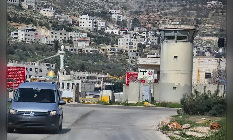 إغلاق حواجز وطرق واعتداءات على المزارعين.. نابلس تحت تضييق الاحتلال والمستوطنين