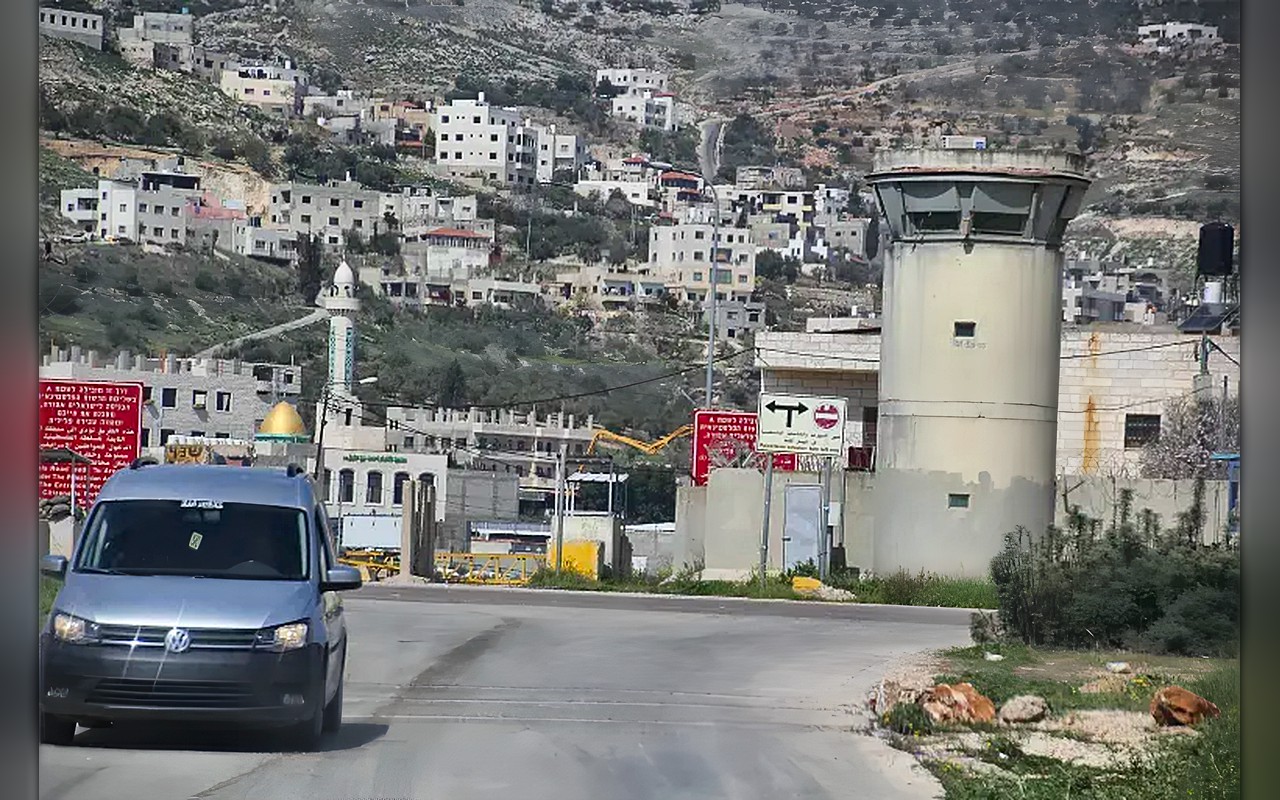 إغلاق حواجز وطرق واعتداءات على المزارعين.. نابلس تحت تضييق الاحتلال والمستوطنين