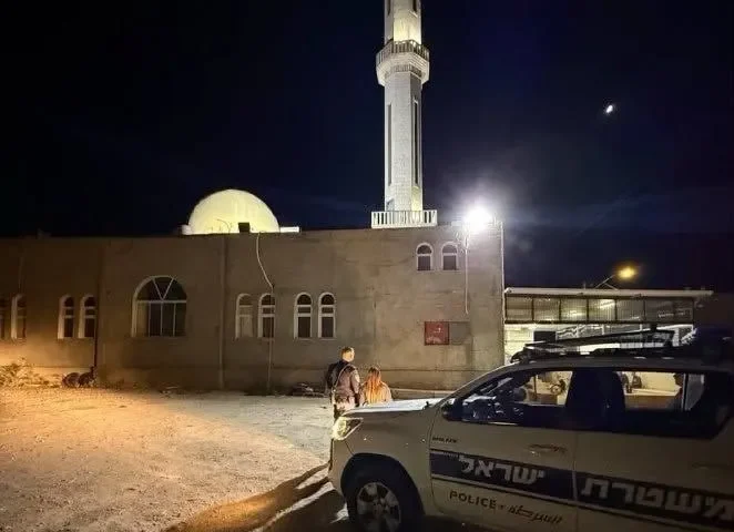 شرطة الاحتلال تخالف مسجدا في النقب بذريعة «الضوضاء».. وبن غفير يحتفي