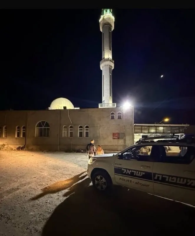 شرطة الاحتلال تخالف مسجدا في النقب بذريعة «الضوضاء».. وبن غفير يحتفي