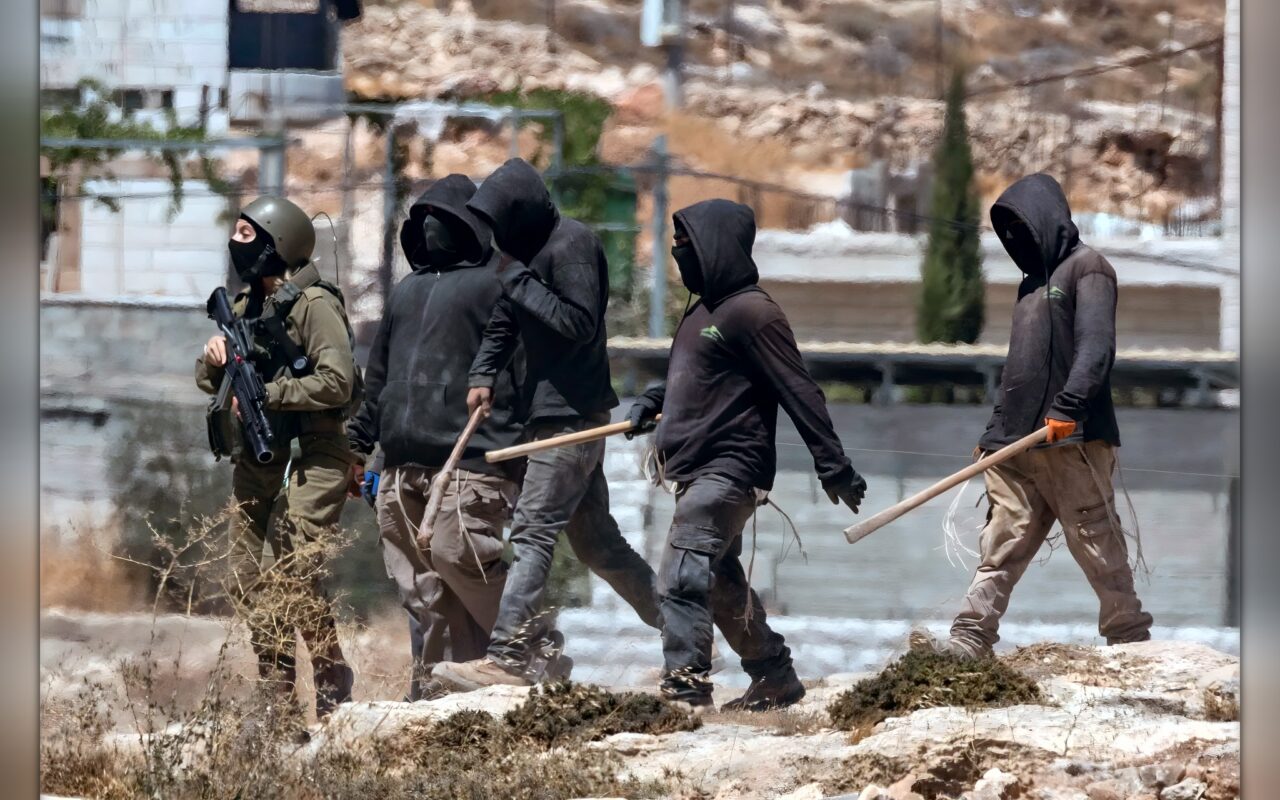 اعتداءات المستوطنين تتواصل في الضفة.. احتجاز فلسطينيين وجولات استفزازية في الأغوار