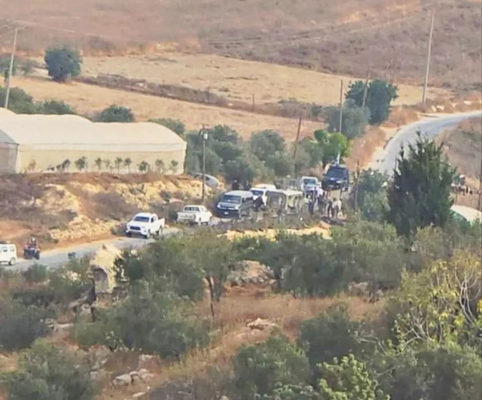 اعتداءات للمستوطنين على الفلسطينيين ومزارعي الزيتون في الضفة بحماية الاحتلال