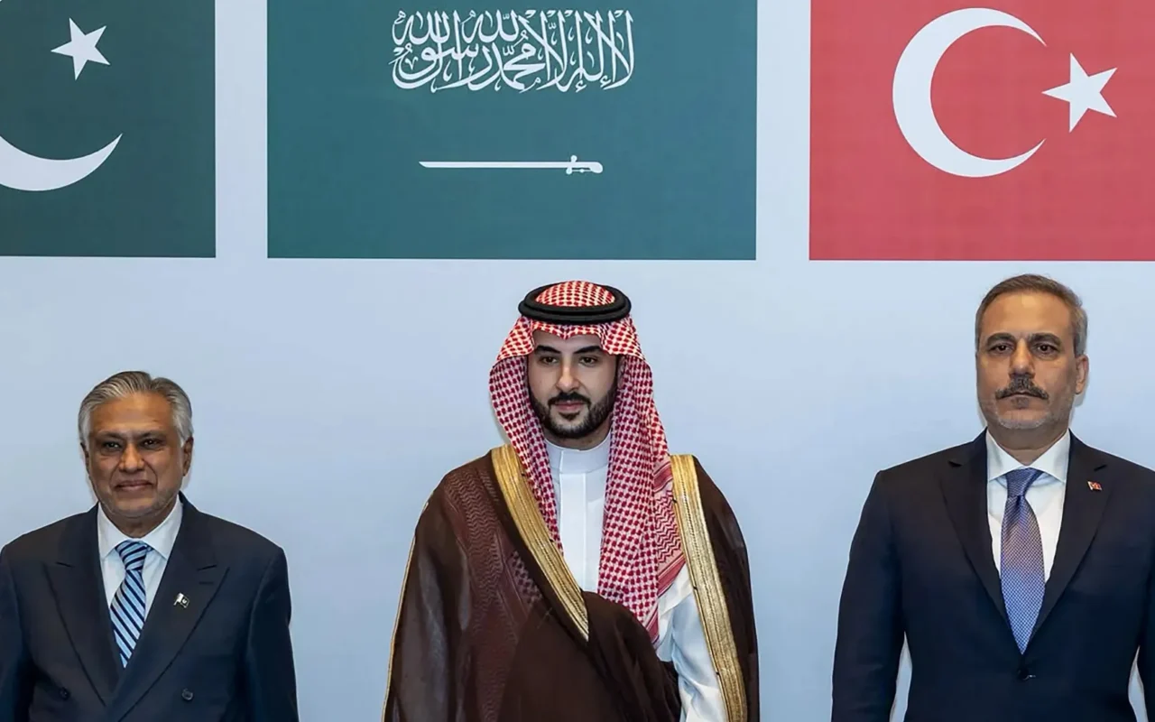 ضابط سابق باستخبارات الاحتلال: زيارة وفود سعودية وتركية وباكستانية لطهران تحمل رسالة ضد الحرب