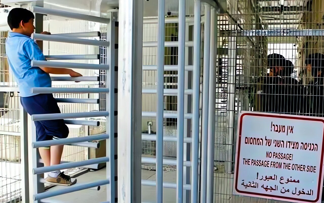 إغلاقات متواصلة واعتداءات استيطانية.. أهالي الخليل في مواجهة التهجير